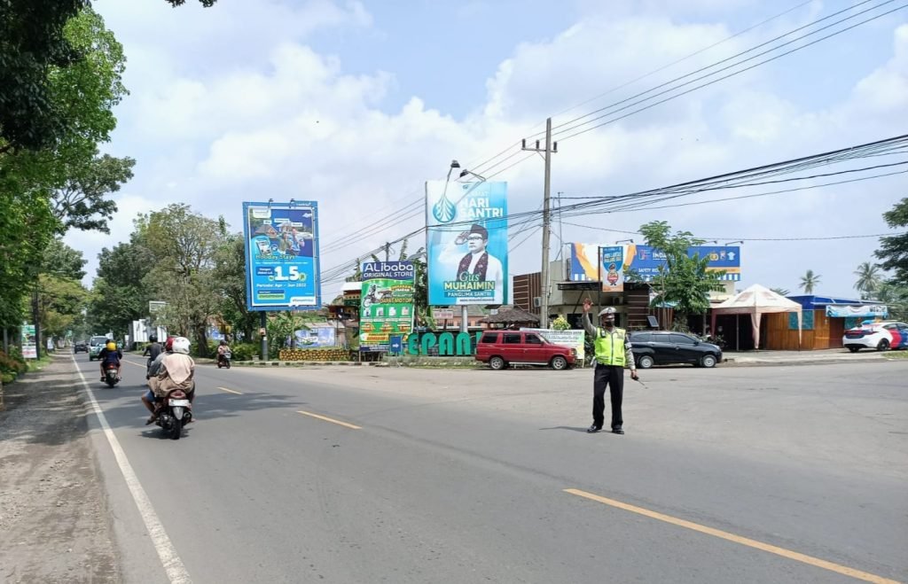 Lalin Jalur Lingkar Barat Malang-Blitar Terpantau Lancar Petugas Polres Malang saat mengamankan jalur lingkar barat Blitar-Malang