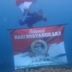 Semarakkan Hari Bhayangkara Ke-76, Satpolair Polresta Banyuwangi Kibarkan Merah Putih di Bawah Laut