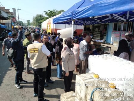 Satgas Pangan Polres Malang Kawal Distribusi Minyak Goreng Curah Satgas pangan Polres Malang saat mengawal distribusi minyak goreng curah di Kabupaten Malang