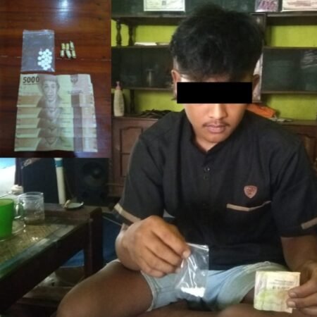 Unit Reskrim Polsek Turen Ringkus Pemuda Edarkan Pil Dobel LL Pemuda ini diringkus Unit Reskrim Polsek Turen gegara edarkan pil dobel LL