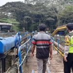 Antisipasi Banjir, Anggota Polsek Dau Pantau Debit Air Sungai Brantas Sengkaling