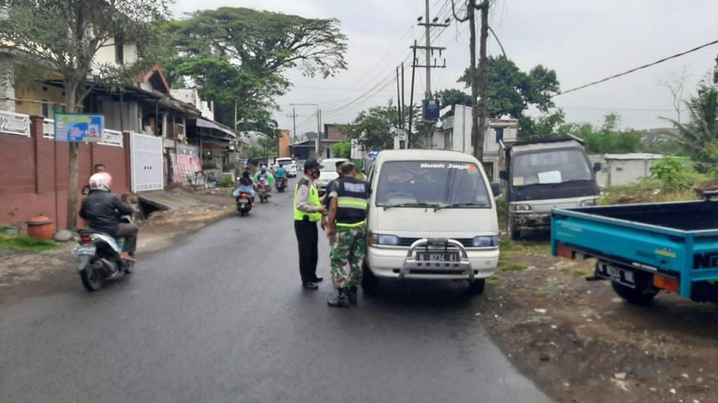 Tinjau Mobilitas Hewan Ternak, Polsek Dau Lakukan Penyekatan Gabungan Polsek Dau bersama Koramil Dau dan Staf Kecamatan melaksanakan Penyekatan Gabungan untuk mengantisipasi mobilitas para belantik dan peternak ke Pasar Hewan Kecamatan Dau