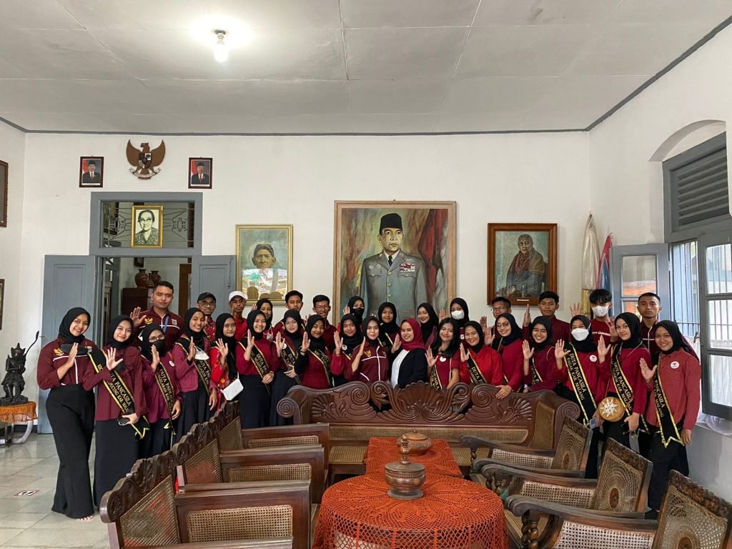 Peringati Hari Lahir Pancasila, Duta Pancasila Kabupaten Malang Napak Tilas ke Makam Bung Karno Duta Pancasila Kabupaten Malang melakukan napak tilas ke Makam Presiden pertama Republik Indonesia Soekarno, Blitar, Rabu (01/06/2022)
