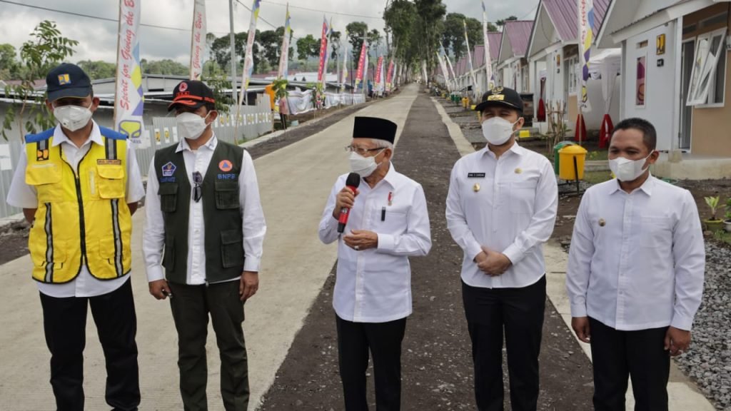 Kunker ke Lumajang, Wapres Ma’ruf Amin Didampingi Forkopimda Jatim Kunjungan kerja Wakil Presiden RI K.H Ma’ruf Amin di Lumajang, untuk memberikan Bantuan Sosial (Bansos) kepada masyarakat yang terdampak bencana alam Awan Panas dan Guguran (APG) Gunung Semeru