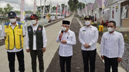 Kunker ke Lumajang, Wapres Ma’ruf Amin Didampingi Forkopimda Jatim Kunjungan kerja Wakil Presiden RI K.H Ma’ruf Amin di Lumajang, untuk memberikan Bantuan Sosial (Bansos) kepada masyarakat yang terdampak bencana alam Awan Panas dan Guguran (APG) Gunung Semeru