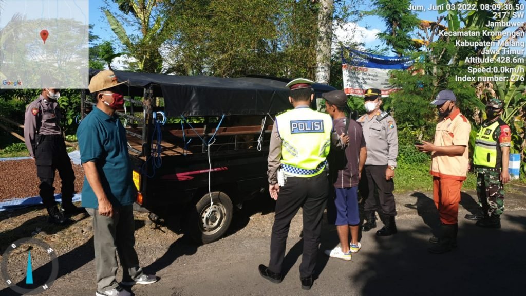 Antisipasi PMK, Polsek Kromengan Bersama Muspika Gelar Penyekatan di Perbatasan Malang dan Blitar Polsek Kromengan bersama jajaran Muspika setempat terus mengantisipasi penyebaran penyakit mulut dan kuku (PMK) pada hewan dengan melakukan penyekatan.