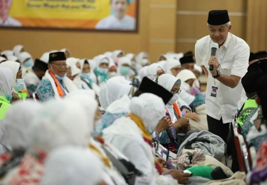 Buat Ganjar Terharu, Kisah Siti Indasah Penjual Pecel Asal Pati yang Bisa Naik Haji Gubernur Jawa Tengah, Ganjar Pranowo melepas keberangkatan kloter pertama calon jamaah haji asal Jawa Tengah