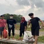 Mahasiswa PMM UMM Lakukan Kegiatan Normalisasi Saluran Irigasi