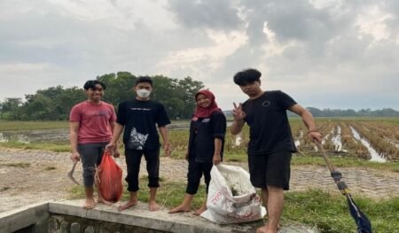 Mahasiswa PMM UMM Lakukan Kegiatan Normalisasi Saluran Irigasi Mahasiswa PMM UMM saat lakukan lakukan irigasi