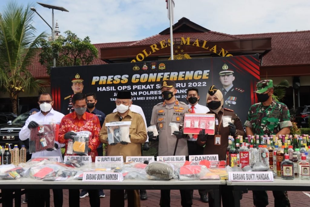 Kapolres Malang Bersama Forkopimda Gelar Press Release Hasil Operasi Pekat Semeru 2022 Polres Malang gelar press release hasil Operasi Penyakit Masyarakat (Ops Pekat) Semeru Tahun 2022 yang dilaksanakan selama 12 hari
