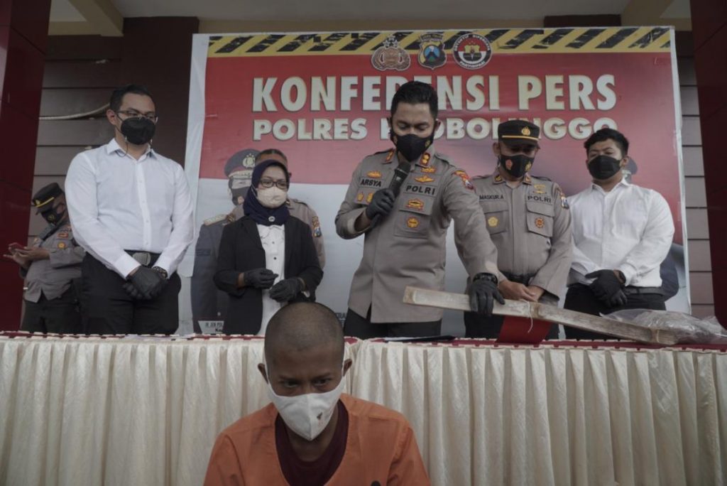 Lakukan Perusakan Akibat Isu Santet, Warga Probolinggo Diciduk Polisi Satreskrim Polres Probolinggo bersama Unit Reskrim Polsek Paiton bergerak cepat menangkap pelaku perusakan isu santet