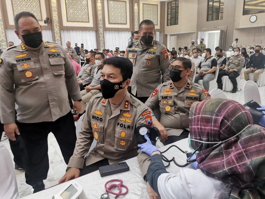 Sambut HUT Bhayangkara, Polda Jatim Gelar Baksos Kesehatan Donor Darah, Operasi Sumbing dan Katarak Kapolda Jawa Timur Irjen Pol Nico Afinta dalam Bakti Sosial Donor Darah yang dilaksanakan di Gedung Mahameru