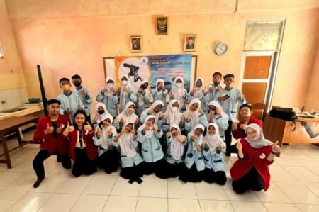 Lakukan KPN, Mahasiswa Universitas Mercu Buana Latih Siswa Teknik Fotografi Mahasiswa/i jurusan Broadcasting Fakultas Ilmu Komunikasi Universitas Mercu Buana melakukan Kuliah Peduli Negeri (KPN) dengan Tema Fotografi