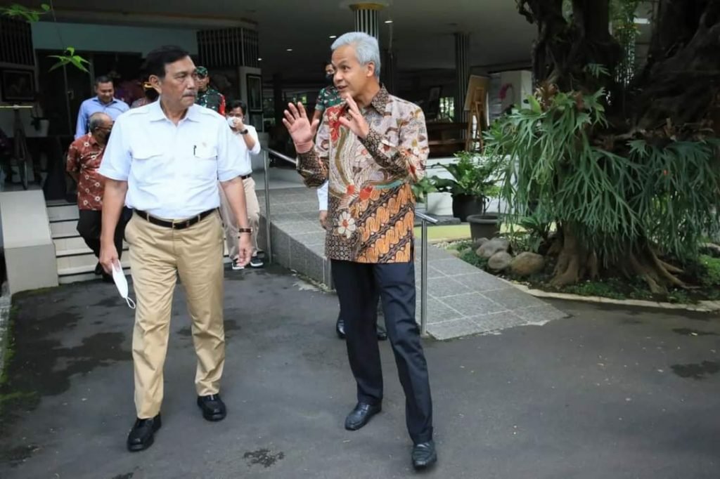 Luhut Terima Usulan Ganjar Tunda Rencana Kenaikan Tarif Naik Borobudur Usulan Gubernur Jawa Tengah Ganjar Pranowo tentang penundaan kenaikan tarif naik stupa di Candi Borobudur diterima Menko Marives Luhut B. Pandjaitan