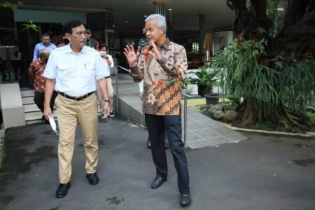 Luhut Terima Usulan Ganjar Tunda Rencana Kenaikan Tarif Naik Borobudur Usulan Gubernur Jawa Tengah Ganjar Pranowo tentang penundaan kenaikan tarif naik stupa di Candi Borobudur diterima Menko Marives Luhut B. Pandjaitan