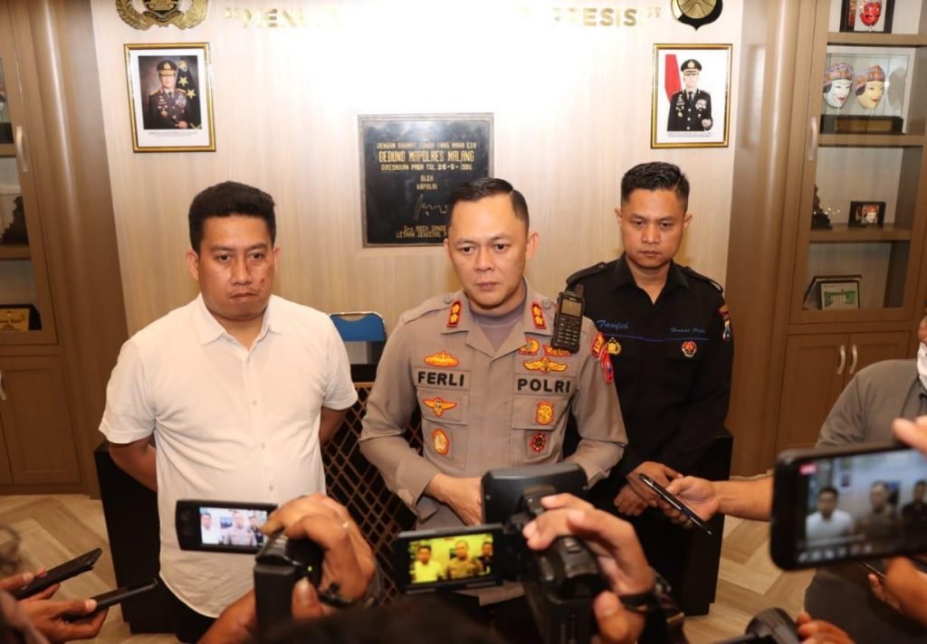 Sat Reskrim Polres Malang Terus Kejar Pelaku Dugaan Pembunuhan Nenek di Karangploso Kapolres Malang, AKBP Ferli Hidayat bersama Kasat Reskrim Polres Malang AKP Donny Kristian Bara'langi