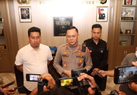 Sat Reskrim Polres Malang Terus Kejar Pelaku Dugaan Pembunuhan Nenek di Karangploso Kapolres Malang, AKBP Ferli Hidayat bersama Kasat Reskrim Polres Malang AKP Donny Kristian Bara'langi