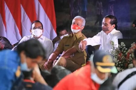 Makin Mesra, Ganjar dan Jokowi Syukuran Bareng Ribuan Petani Perhutanan Sosial Presiden Joko Widodo (Jokowi) dan Gubernur Jawa Tengah Ganjar Pranowo hadiri tasyakuran bersama petani