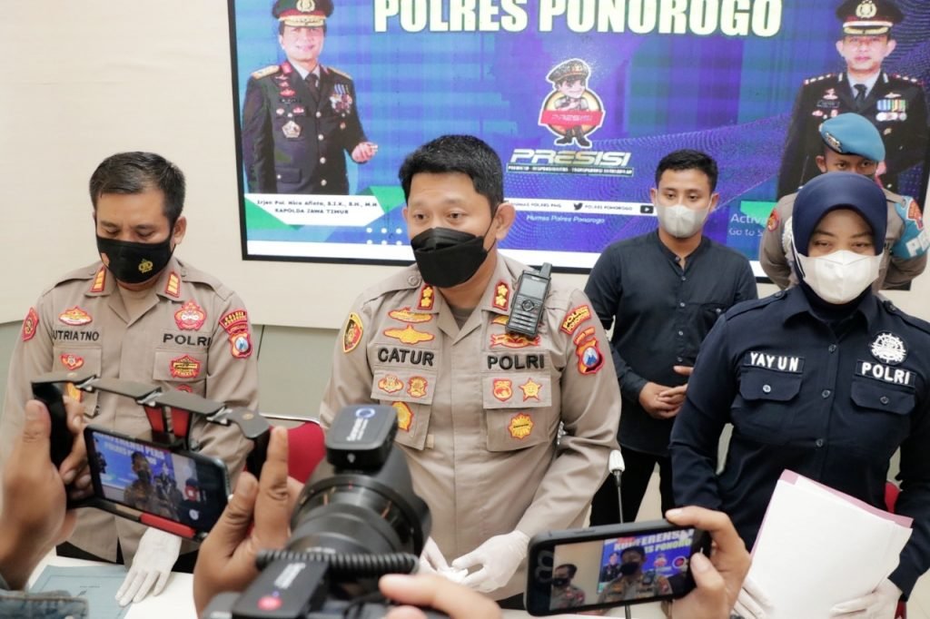 Curi Peralatan Pertanian, Enam Tersangka Berhasil Diamankan Polres Ponorogo Kapolres Ponorogo saat memberikan keterangan terkait tertangkapnya enam pelaku pencurian alat pertanian