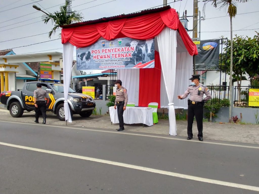 Pembatasan Mobilitas Hewan Ternak, Polsek Karangploso Melakukan Penyekatan Kapolsek IPTU Bambang Subinajar bersama Anggota polsek Karangploso nampak siapsiaga dalam memantau kendaraan yang membawa hewan ternak di perbatasan Kecamatan Karangploso