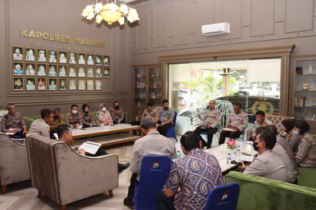 Polres Malang Siapkan Rangkaian Kegiatan Sambut HUT Bhayangkara ke-76 Rapat koordinasi Polras Malang sambut HUT Bhayangkara ke 76