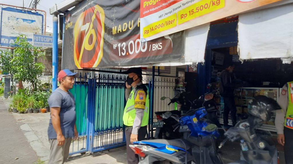 Polsek Dau Kerahkan Patroli Antisipasi Kelangkaan Minyak Goreng Polsek DAU saat lakukan patroli minyak goreng