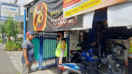 Polsek Dau Kerahkan Patroli Antisipasi Kelangkaan Minyak Goreng Polsek DAU saat lakukan patroli minyak goreng