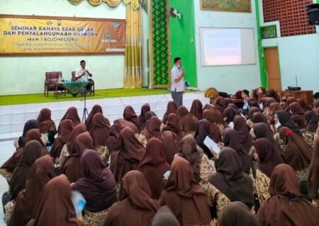Polres Bojonegoro Gelar Penyuluhan P4GN di Sekolah, Cegah Narkoba di Kalangan Pelajar Polres Bojonegoro melalui Satuan Reserse Narkotika, Psikotropika dan Obat Berbahaya (Sat Reskoba) menggelar penyuluhan Pencegahan Pemberantasan Penyalahgunaan dan Peredaran Gelap Narkotika (P4GN) kepada siswa sekolah