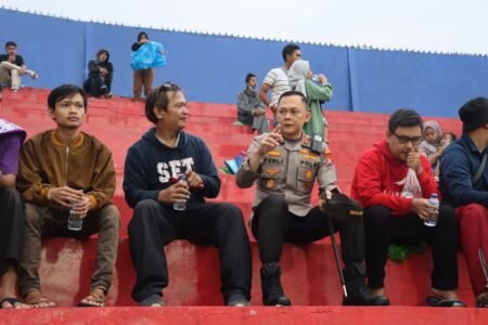 Kapolres Malang Duduk Bareng Suporter Saksikan Laga Piala Presiden 2022 Potret Kapolres Malang AKBP Ferli Hidayat saat duduk bersama suporter