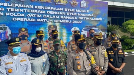 Operasi Patuh Semeru 2022, Kapolda Jatim Lepas 52 Kendaraan ETLE Mobile Polda Jawa Timur bersama stakeholder terkait, melakukan Apel gelar pasukan operasi patuh Semeru 2022