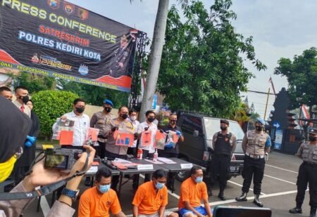 Ungkap Jaringan Curanmor, Polres Kediri Kota Amankan Lima Tersangka Kapolres Kediri Kota AKBP Wahyudi, SIK dalam press release di halaman Polres Kediri Kota