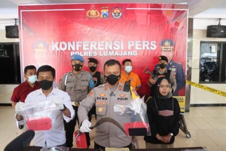 Polres Lumajang Amankan Oknum Kades Pelaku Penganiayaan dan Perampasan Konferensi pers Polres Lumajang dalam kasus penganiayaan dan perampasan oleh oknum kades