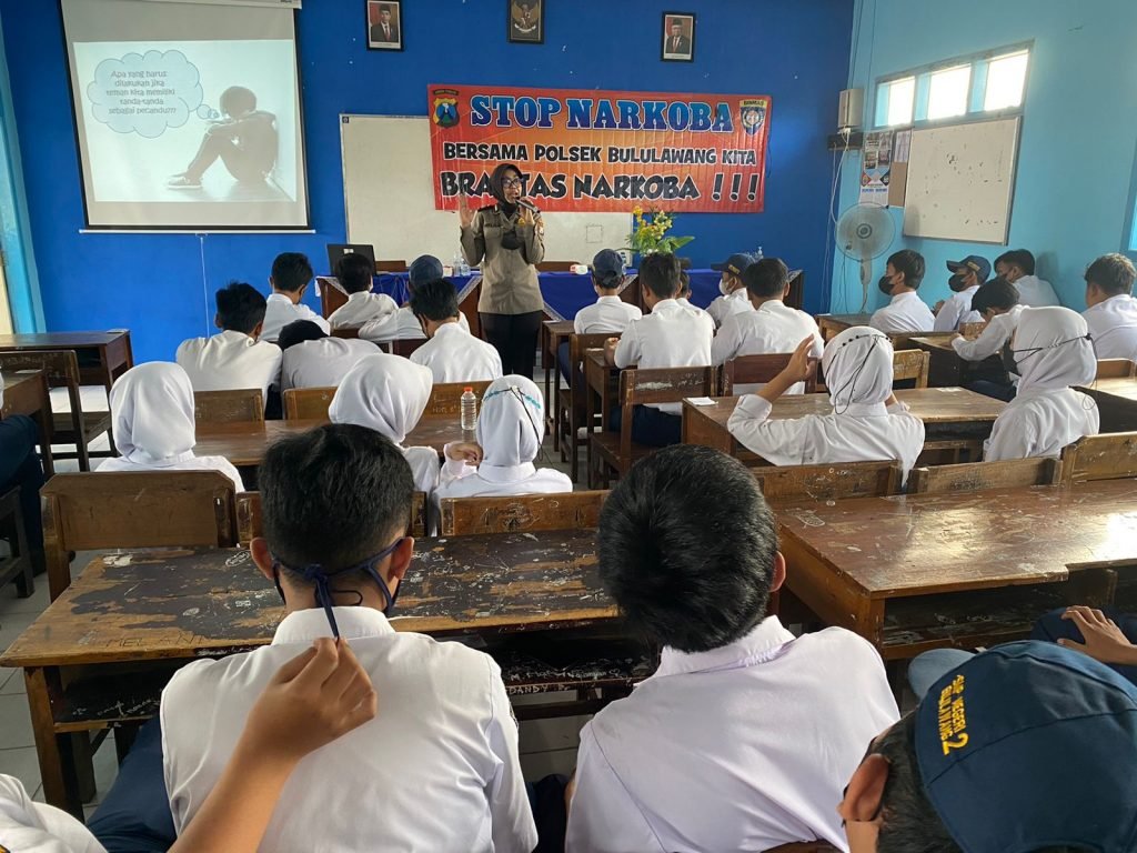Polres Malang Lakukan Binluh Cegah Kasus Bullying di Lingkungan Sekolah Polres Malang melalui Polsek Bululawang lakukan Binluh cegah Bullying di sekolah