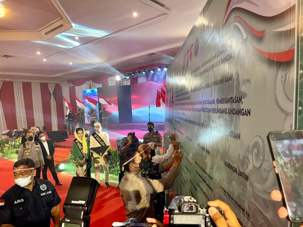 Forkopimda Jatim Bersama Stakeholder Deklarasikan Besuki Anti Narkoba dan Cinta NKRI di Jember Forkopimda Jawa Timur saat deklarasikan Besuki Anti Nakoba dan cinta NKRI