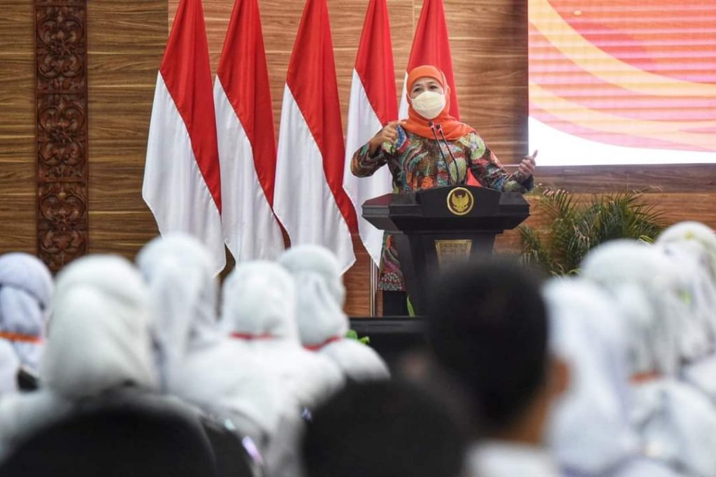 Hadapi Era Digital, Ini Pesan Penting Gubernur Khofifah untuk ASN Gubernur Khofifah dalam penutupan Latsar CPNS golongan II Angkatan XI dan golongan III Angkatan XXIII dan XXIV Tahun 2022 BPSDM Jatim diselenggarakan di BPSDM Kawi Malang, Senin (13/6/2022) malam.