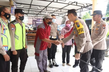 Kunjungi Polsek Ampelgading, Kapolres Malang Bahas PMK Hewan Ternak yang Sembuh Kapolres Malang, AKBP Ferli Hidayat bersama anggota saat mengunjungi Polsek Ampelgading