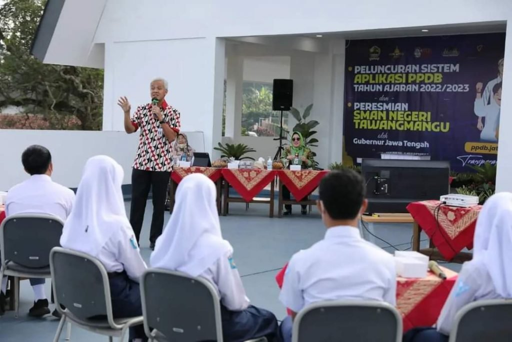 Ganjar Resmikan SMAN Tawangmangu, Siap Tampung 108 Peserta Didik Baru Gubernur Jawa Tengah Ganjar Pranowo saat meresmikan SMAN Tawangmangu