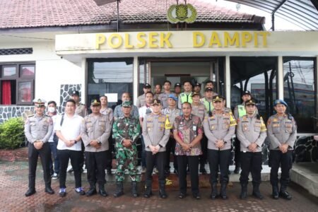 Kunjungi Polsek Dampit, Kapolres Malang Pastikan Kamtibmas Kondusif Kunjungan Kapolres Malang ke Polsek Dampit