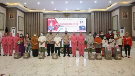 Sambut HUT Bhayangkara ke 76, Polda Jatim Gelar Bakti Sosial Baksos Polda Jawa Timur dalam rangka menyambut HUT Bhayangkara ke 76