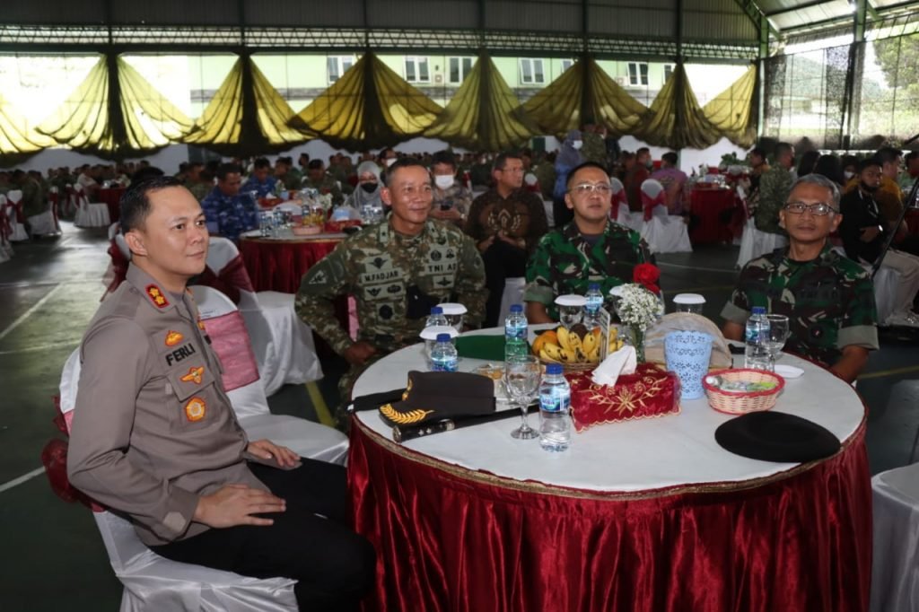 Kapolres Malang Hadiri Pisah Sambut Pangdiv 2 Kostrad Kapolres Malang AKBP Ferli hidayat menghadiri undangan pisah sambut jabatan Pangdiv 2 Kostrad