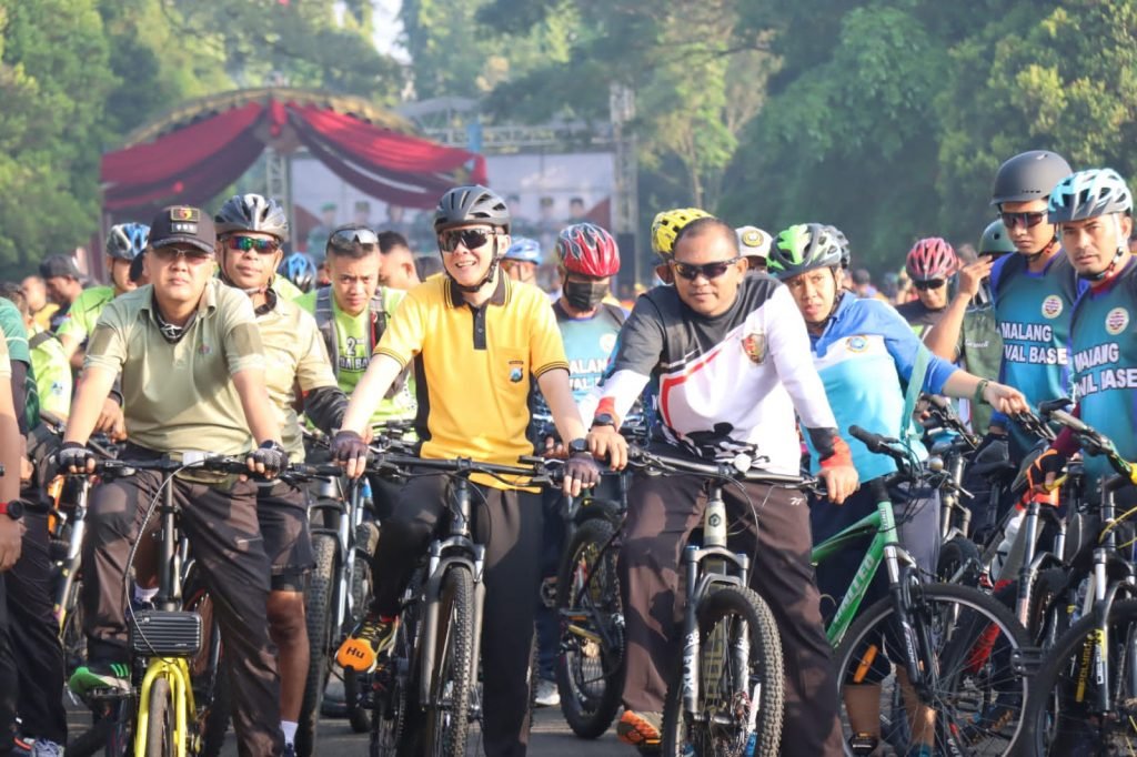 Fun Bike Bersama TNI-Polri Peringati Hari Bhayangkara Ke-76 Fun bike TNI-polri Malang Raya Peringati hari Bhayangkara ke 76