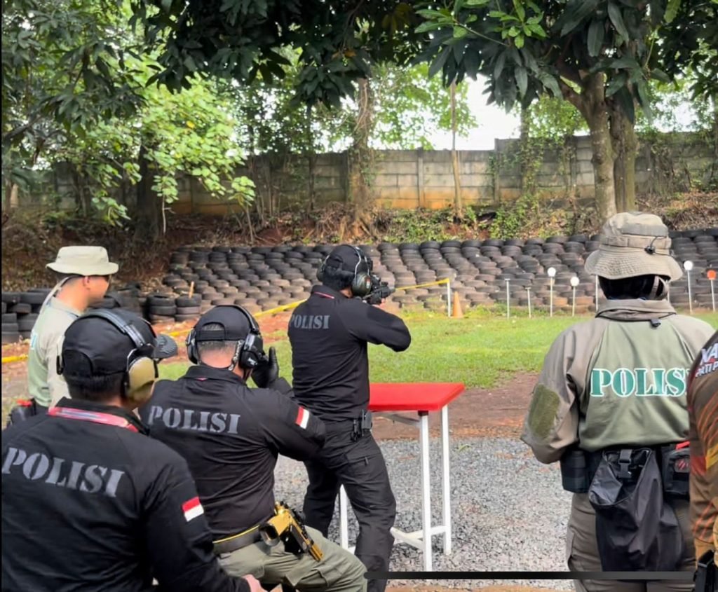 Ikuti Lomba Menembak Kapolri Cup, Kapolda Jatim Raih Juara 1 Speed Shoot PCC MPX Beregu Perlombaan menembak Kapolri Cup Pati Polri-TNI dan Media
