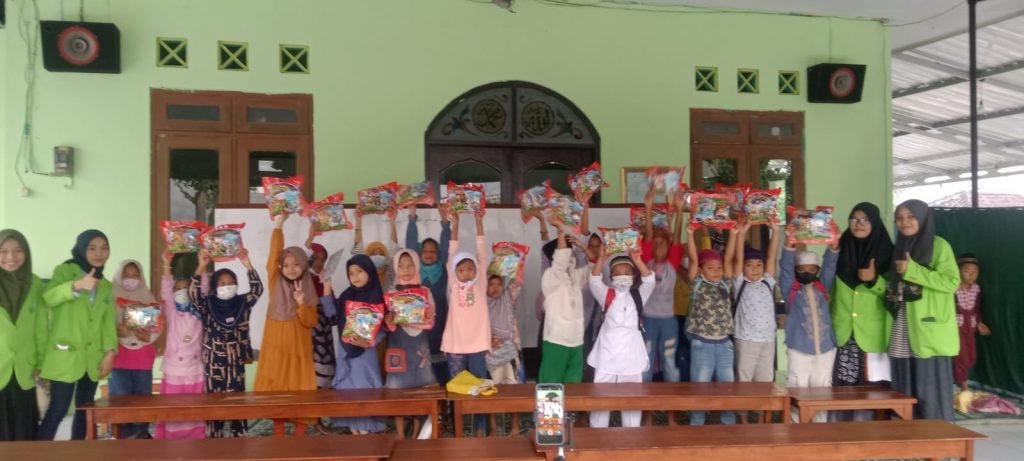 Pentingnya Literasi Media di Era Serba Digital Literasi media di kalangan anak-anak Madrasah Diniyah Al-Miftah daerah Cangkiran Kota Semarang