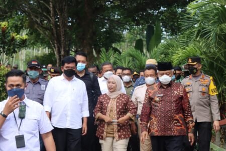Kapolres Malang Dampingi Kunjungan Kerja Menteri Agraria dan Tata Ruang Kapolres Malang dampingi kunjungan kerja Menteri Agraria dan Tata Ruang (ATR) Indonesia Marsekal TNI (Purn) Hadi Tjahjanto di Desa Tegalrejo, Kecamatan Sumbermanjing Wetan, Kabupaten Malang