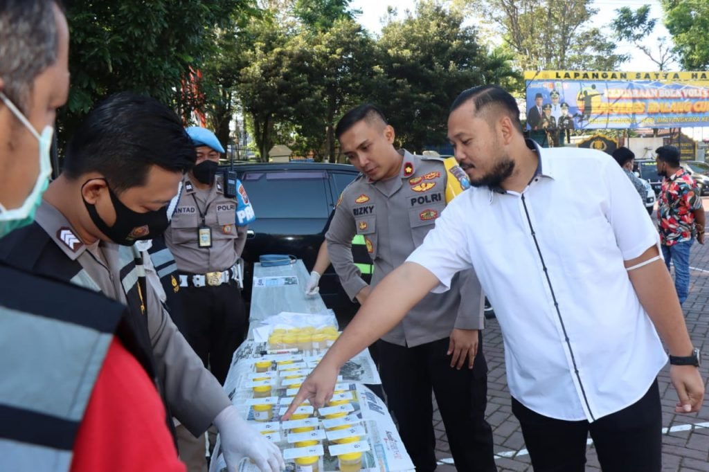Pekan Disiplin, Propam Polres Malang Gelar Tes Urine Dadakan Jajaran Propam Polres Malang saat mekakukan tes urine mendadak