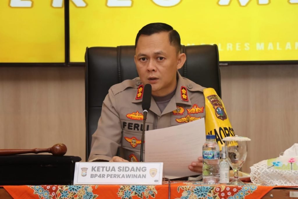 Pimpin Sidang Nikah, Kapolres Malang Sampaikan Pesan Penting untuk Anggota Kapolres Malang AKBP Ferli Hidayat saat memimpin sidang perkawinan anggota