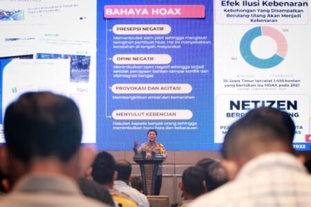 Polda Jatim Ajak Masyarakat Tangkal Hoax dan Bijak Bermedsos Kapolda Jawa Timur Irjen Pol Nico Afinta saat memberikan arahan dalam deklarasi anti hoax