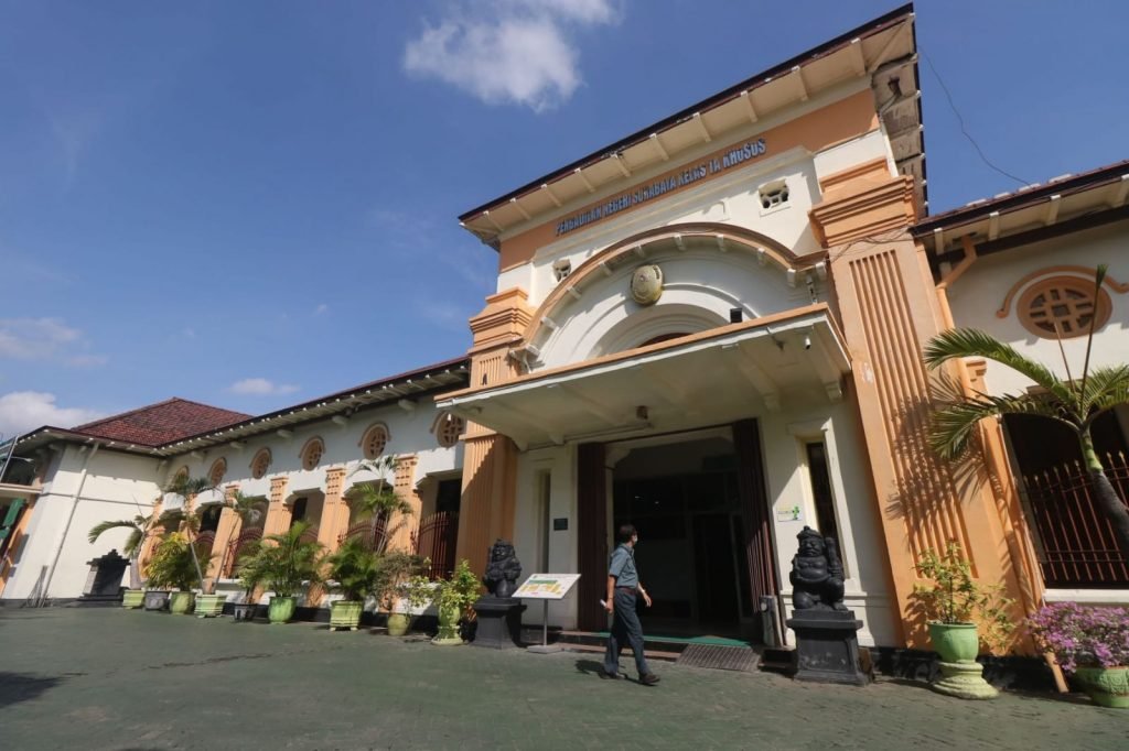 PN Surabaya Kabulkan Permohonan Pernikahan Beda Agama Petugas beraktivitas di depan gedung Pengadilan Negeri Surabaya Jalan Arjuno, Surabaya, Jawa Timur / Antara/Didik Suhartono