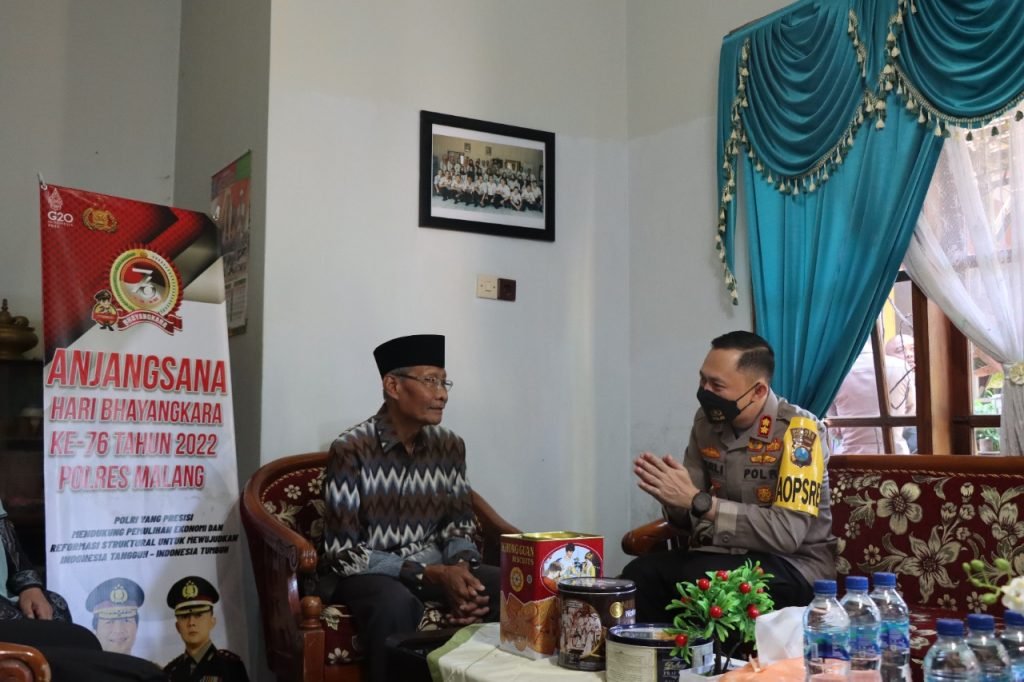 Sambut Hari Bhayangkara ke-76, Kapolres Malang Anjangsana ke Purnawirawan Polri Kapolres Malang AKBP Ferli Hidayat melakukan silaturahmi kepada Purnawirawan Polri dalam rangka sambut Hari Bhayangkara ke-76 di Wilayah Kecamatan Gondanglegi