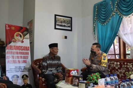Sambut Hari Bhayangkara ke-76, Kapolres Malang Anjangsana ke Purnawirawan Polri Kapolres Malang AKBP Ferli Hidayat melakukan silaturahmi kepada Purnawirawan Polri dalam rangka sambut Hari Bhayangkara ke-76 di Wilayah Kecamatan Gondanglegi